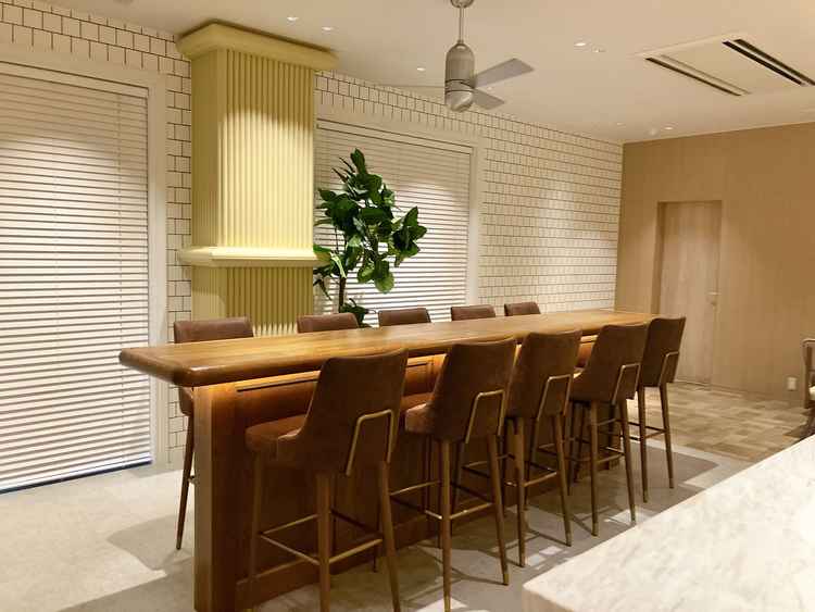 ゲストの待合室にある、複数種類の椅子・机の1つ