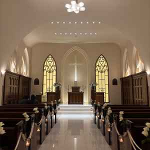 大理石に映る十字架です（このようなアングルで撮影されたお写真がとても良かった）