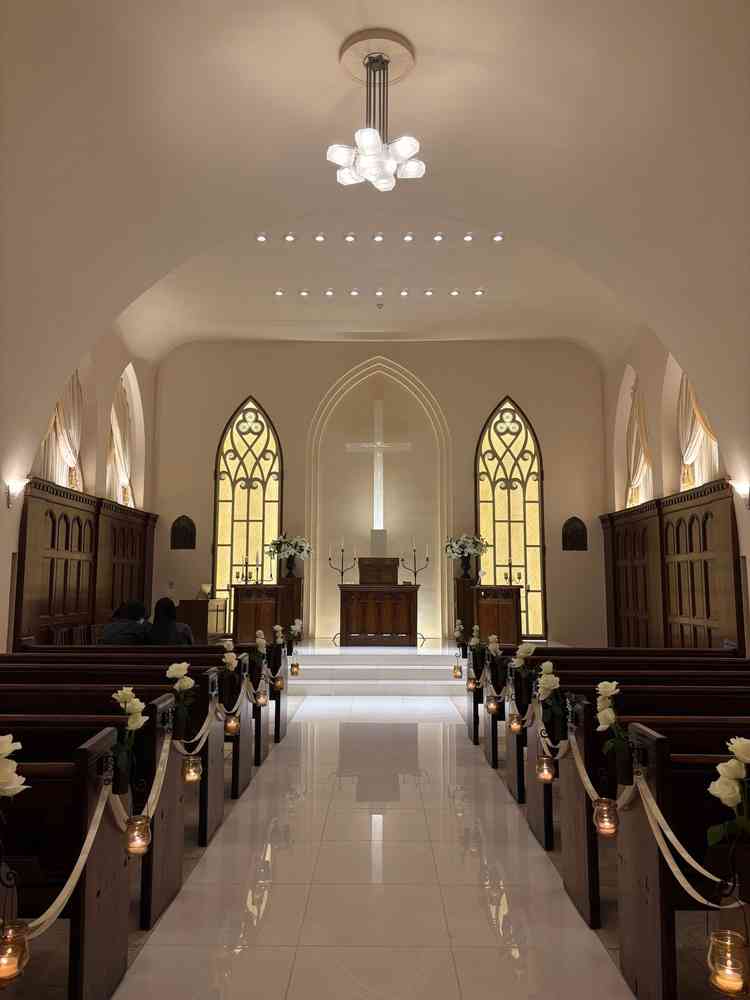 大理石に映る十字架です（このようなアングルで撮影されたお写真がとても良かった）