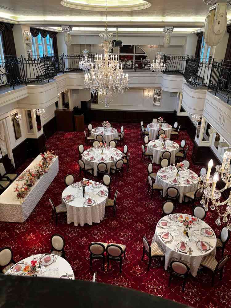 披露宴会場はテーブルも椅子も可愛らしく、とても大きいプロジェクターがあり、照明設備が素晴らしかった。