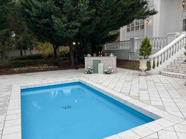 披露宴会場の外にあるプール