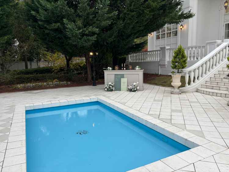 披露宴会場の外にあるプール