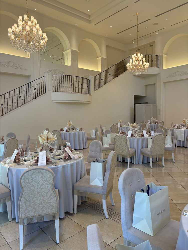 披露宴会場。天井も高く庭もありすごくいい雰囲気でした