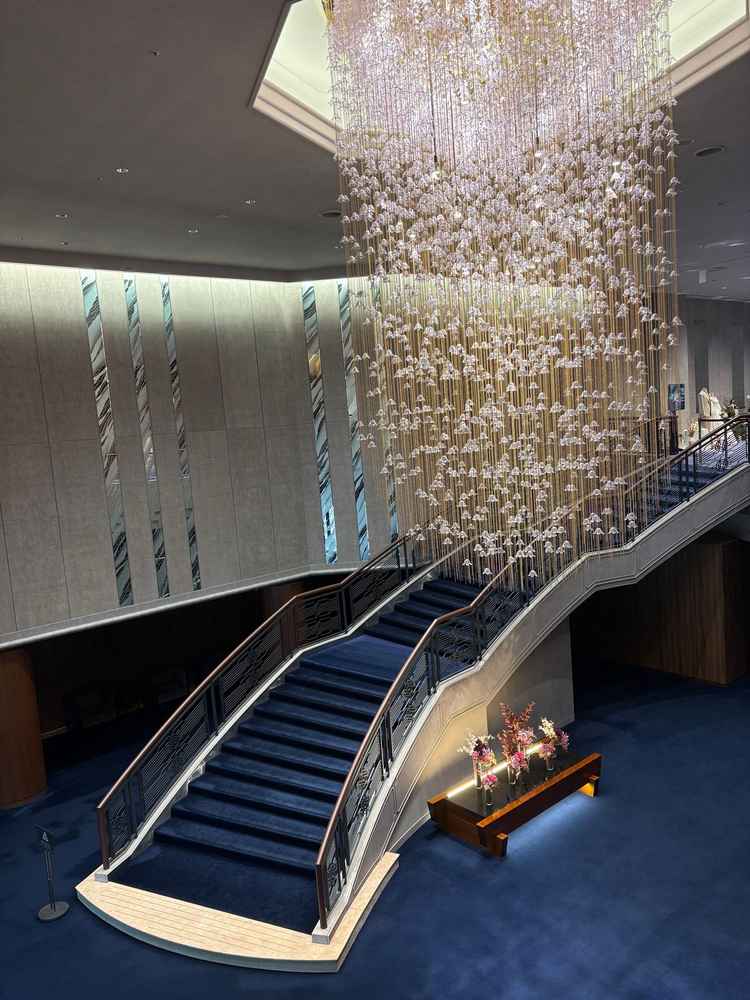 明治記念館の入り口です。この階段を登って会場に進みます。