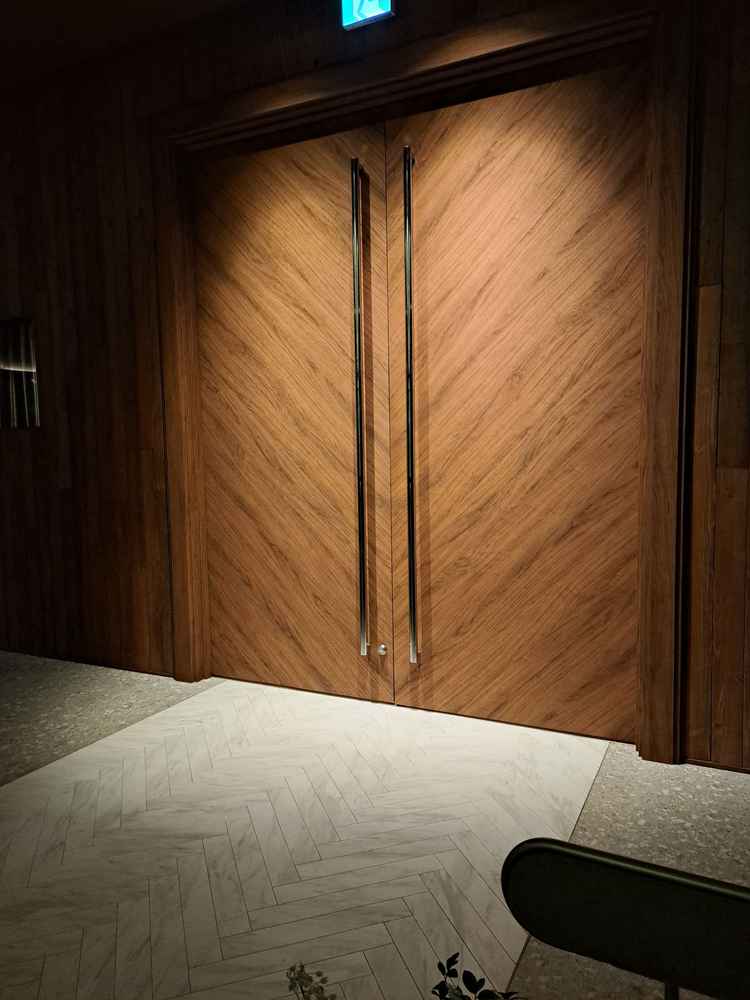 入場時には扉にスポットライトがあたり、新婦の歩幅に合わせてライトがあたる演出とのことでした。