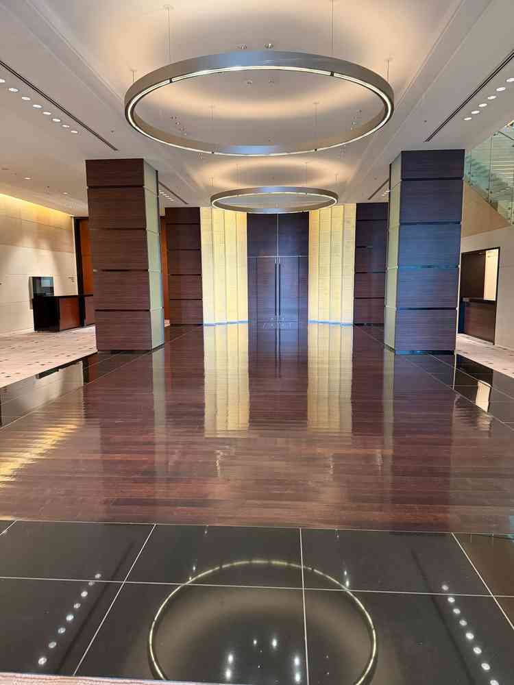 チャペルへ進む道の天井には二つのリングを模った電気。右のクロークは当日は専用なのでゲストを待たせない