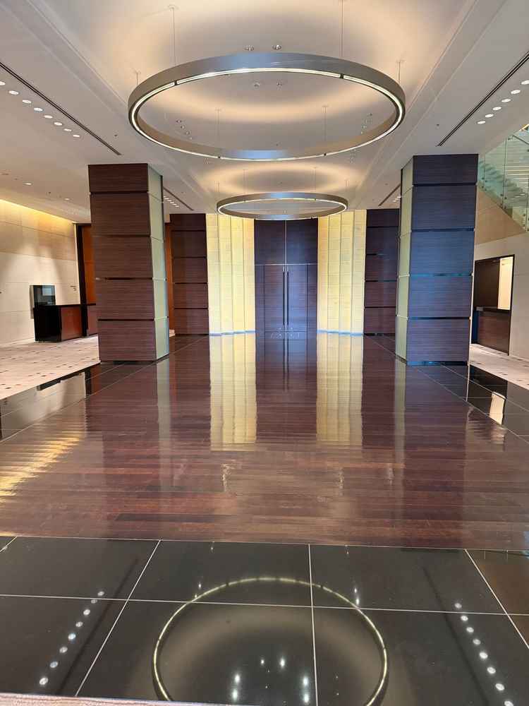 チャペルへ進む道の天井には二つのリングを模った電気。右のクロークは当日は専用なのでゲストを待たせない