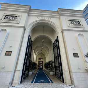 しっかりとした門があり豪華