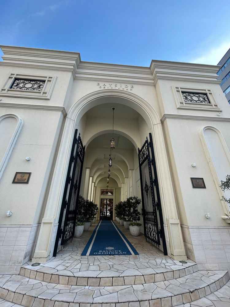 しっかりとした門があり豪華