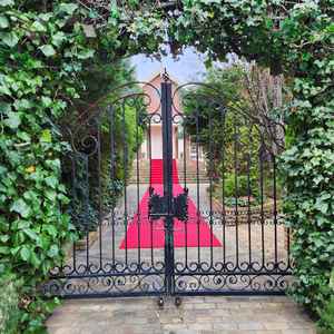 挙式会場まではレッドカーペットがひかれ豪華な雰囲気がありました。