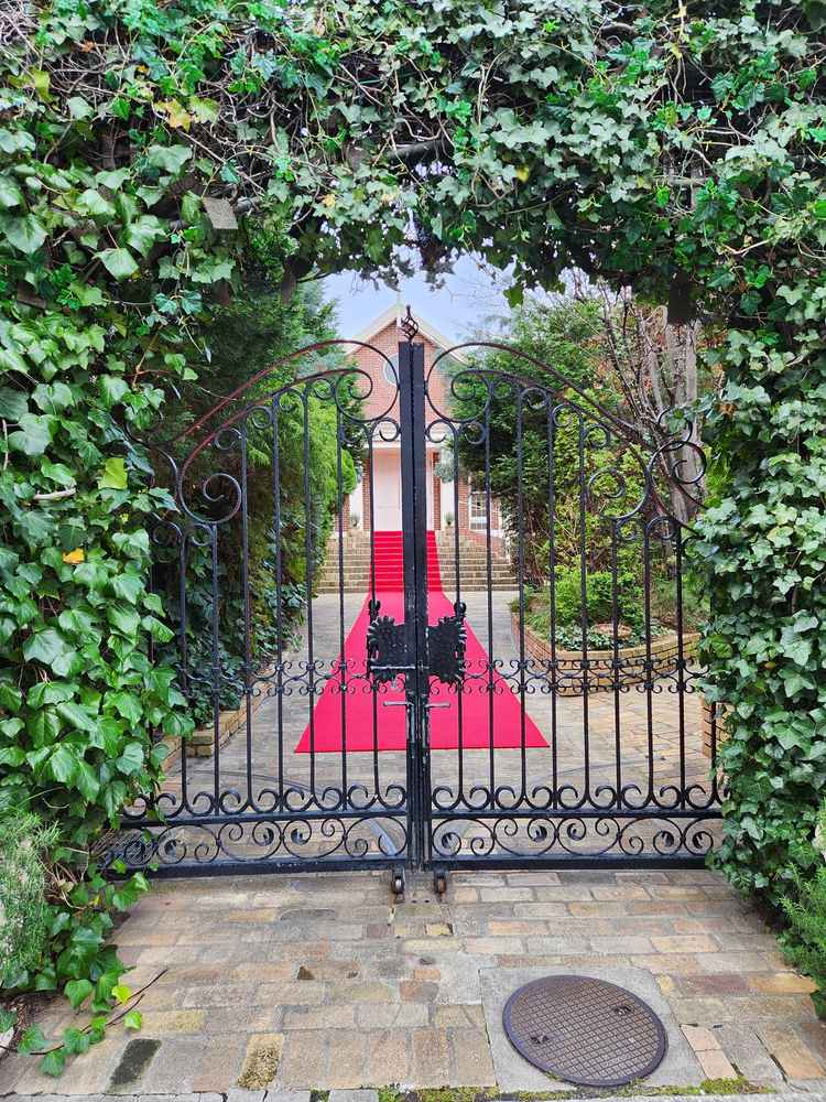 挙式会場まではレッドカーペットがひかれ豪華な雰囲気がありました。