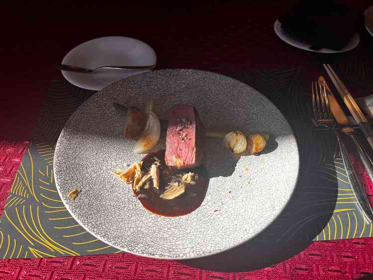 試食でいただいたステーキ。低温調理されたものを目の前でフランベする演出も良い。