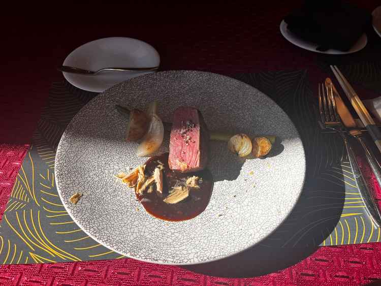 試食でいただいたステーキ。低温調理されたものを目の前でフランベする演出も良い。