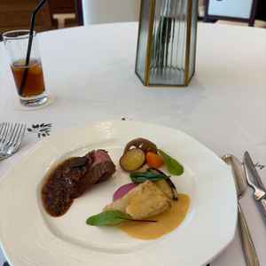 メインのチョイス。仙台牛は火加減が絶妙でジューシー、甘鯛は鱗まで美味しくいただくことができました。