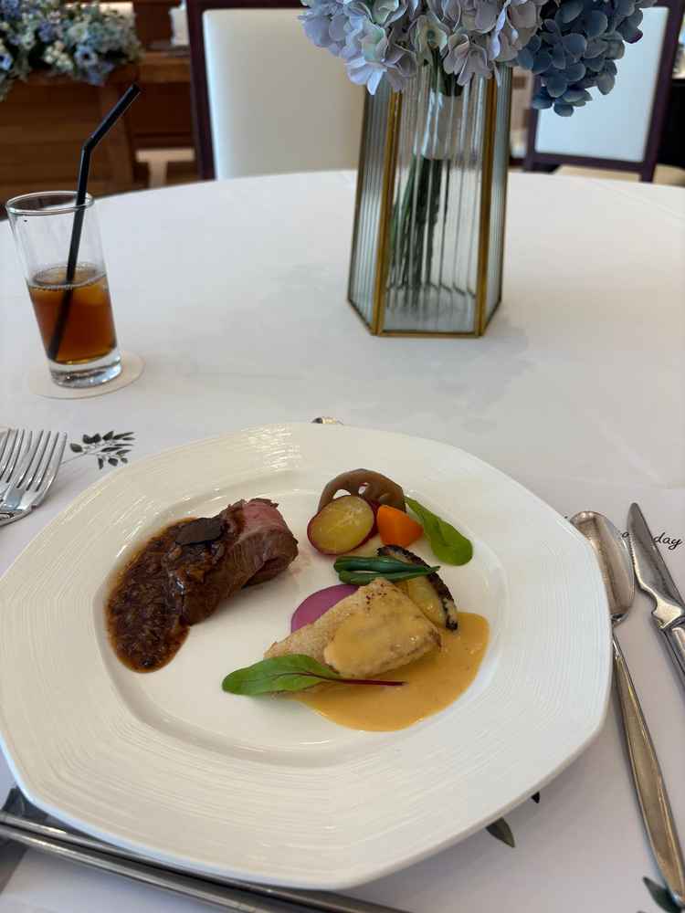 メインのチョイス。仙台牛は火加減が絶妙でジューシー、甘鯛は鱗まで美味しくいただくことができました。