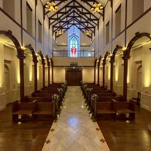 挙式会場の反対側。反対側にステンドグラスがあり、自然光が入ります。