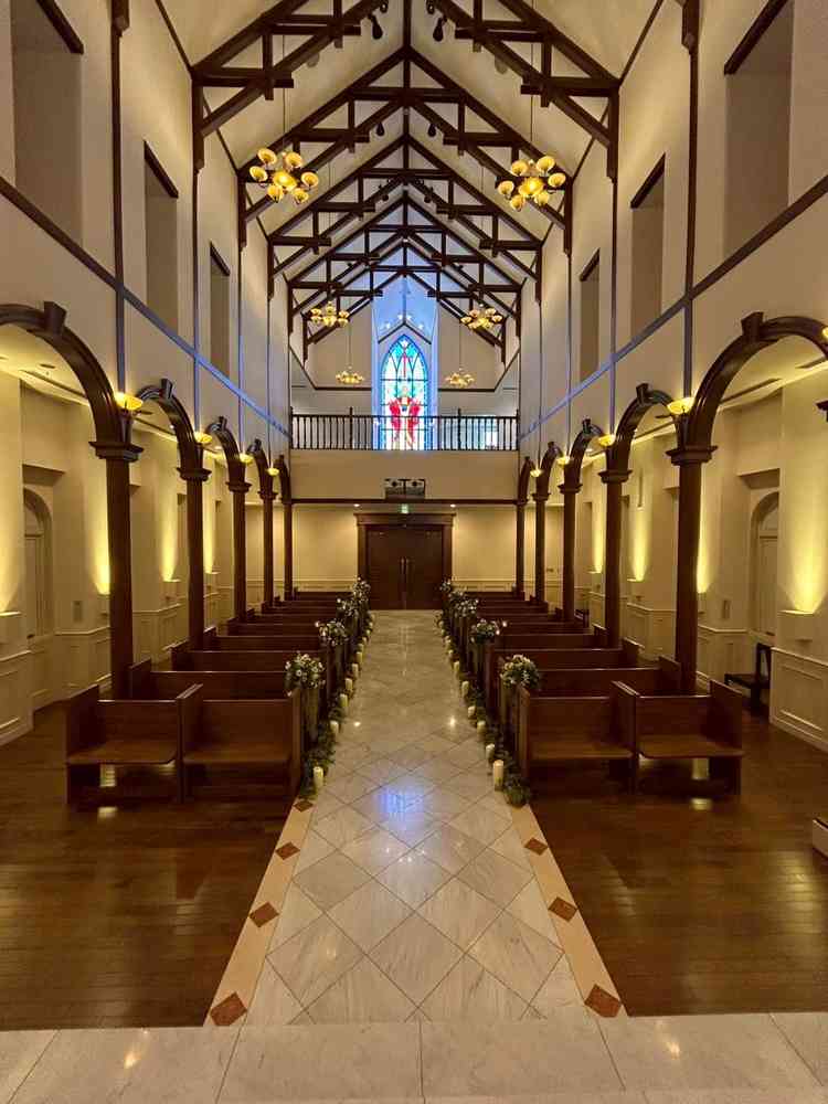 挙式会場の反対側。反対側にステンドグラスがあり、自然光が入ります。