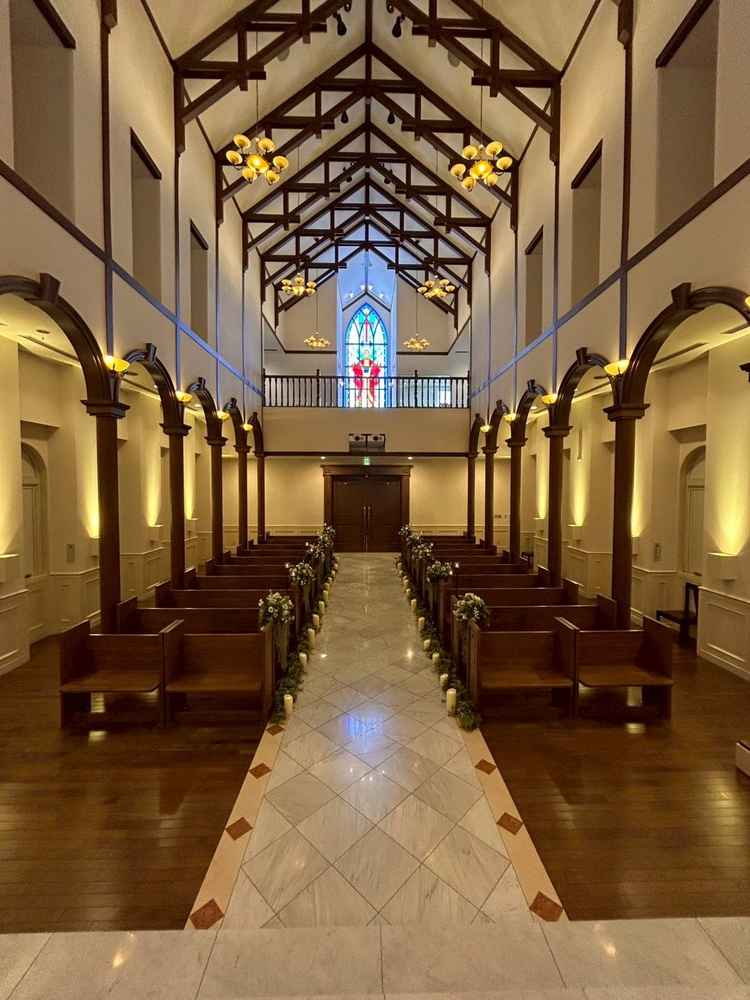 挙式会場の反対側。反対側にステンドグラスがあり、自然光が入ります。