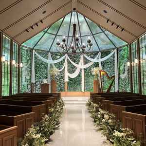 緑に囲まれたチャペル。天気関係なくこの雰囲気で挙式できる◎