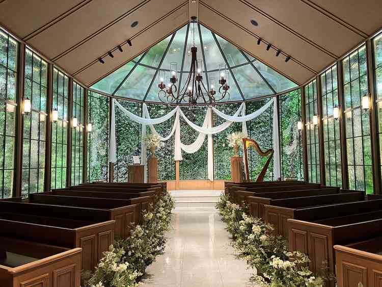緑に囲まれたチャペル。天気関係なくこの雰囲気で挙式できる◎