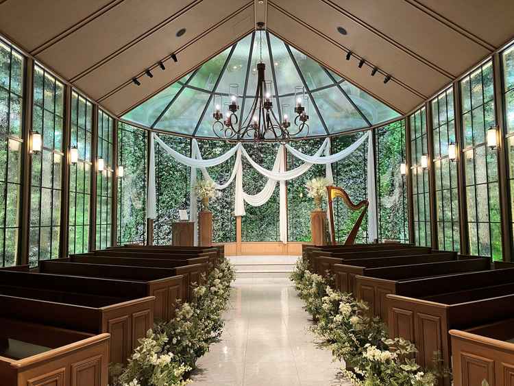緑に囲まれたチャペル。天気関係なくこの雰囲気で挙式できる◎