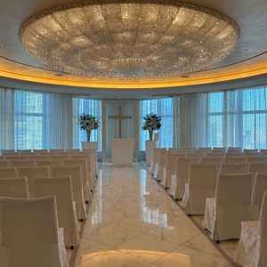 チャペルの写真です。写真で見る以上にシャンデリアがきらきらしていて美しいです。