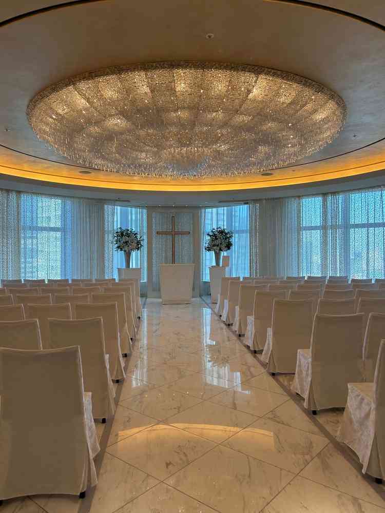 チャペルの写真です。写真で見る以上にシャンデリアがきらきらしていて美しいです。