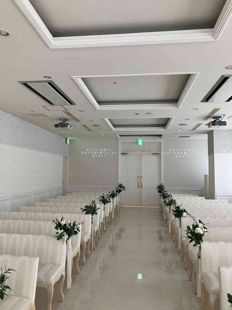 チャペルに入場する前に、感謝のメッセージムービーを流すことができます。