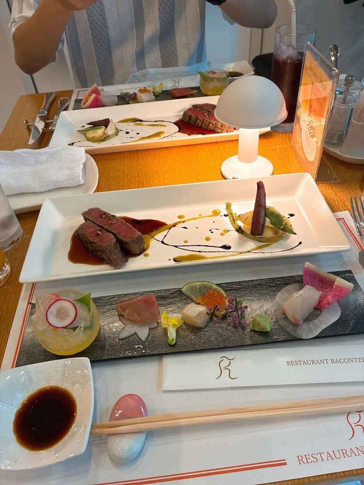 試食会の写真。お肉がとても柔らかく、刺身も新鮮で美味しかったです。