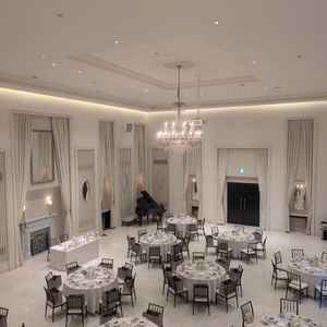 披露宴会場の階段上からの景色。ゲストと新郎新婦の距離感も近くて良かった。