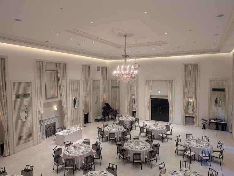 披露宴会場の階段上からの景色。ゲストと新郎新婦の距離感も近くて良かった。