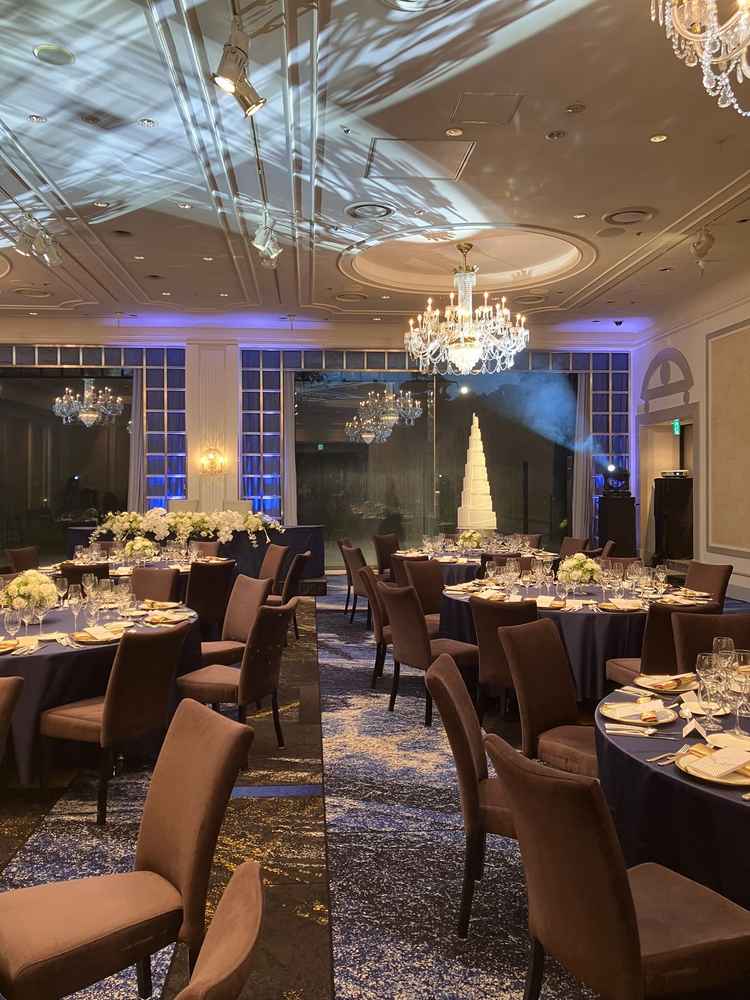 披露宴会場の鳳凰。ゴージャスさと庭園を見渡すことができる会場。