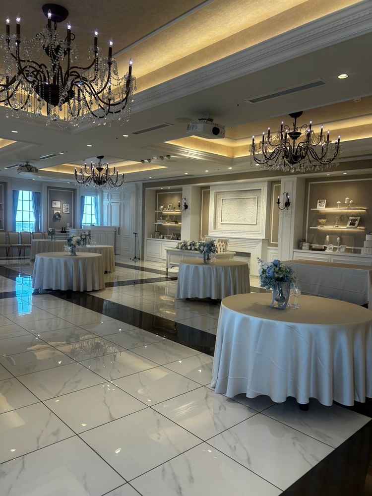 披露宴会場2つ目。白基調の空間で、そのままだと少し無機質。カスタマイズはしやすそうだと感じた。