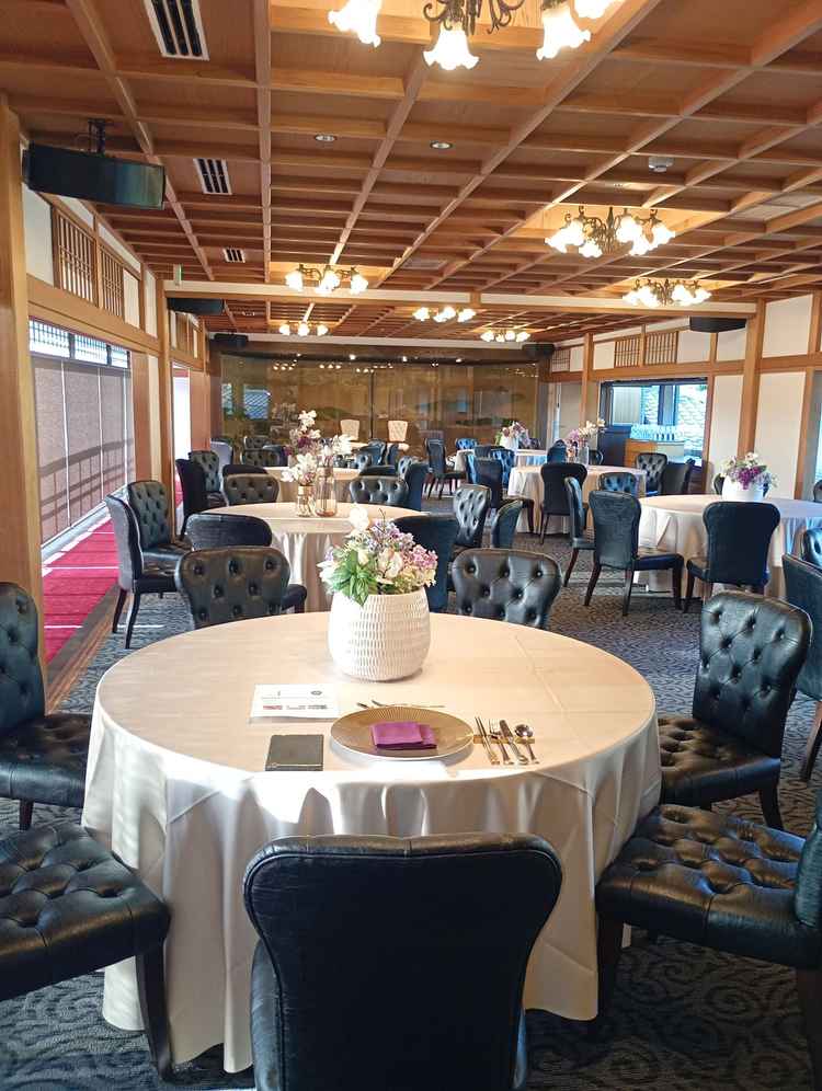 披露宴会場です。窓ガラスからは八坂神社が、少し見えます。左と、右のガラス窓には両方八坂神社が見えます