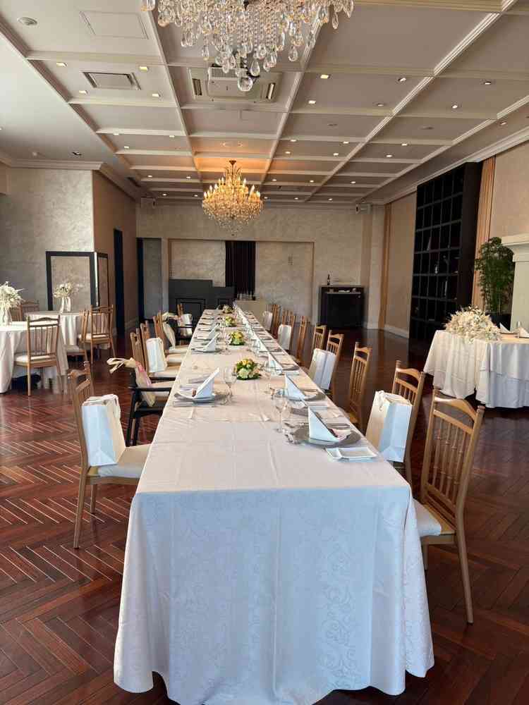 自然光も入る披露宴会場。