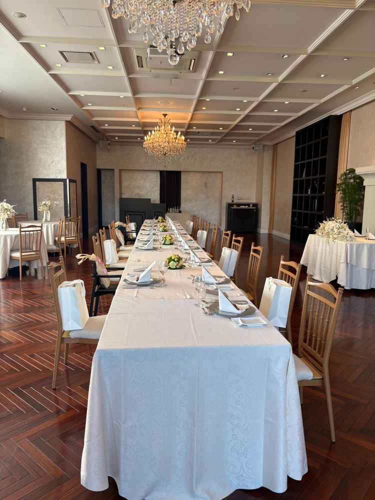 自然光も入る披露宴会場。
