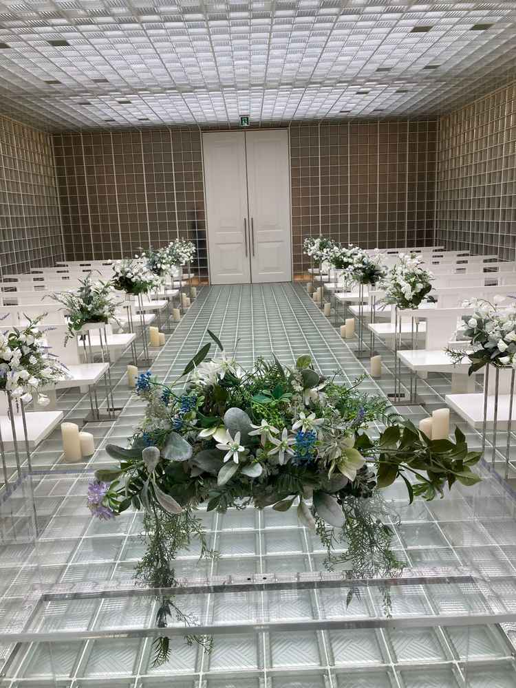 チャペルを奥から撮影しました。写真より奥行きを感じました。