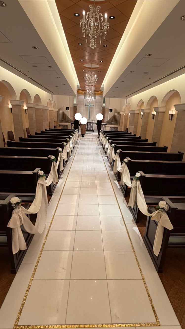 チャペルのバージンロード、比較的長めでベールが映える印象