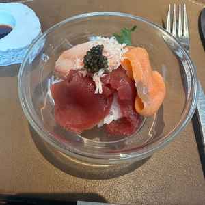 試食時にサプライズで頂いた海鮮丼です。お寿司が好みと伝えていたため、ご準備して頂いたとのことです。