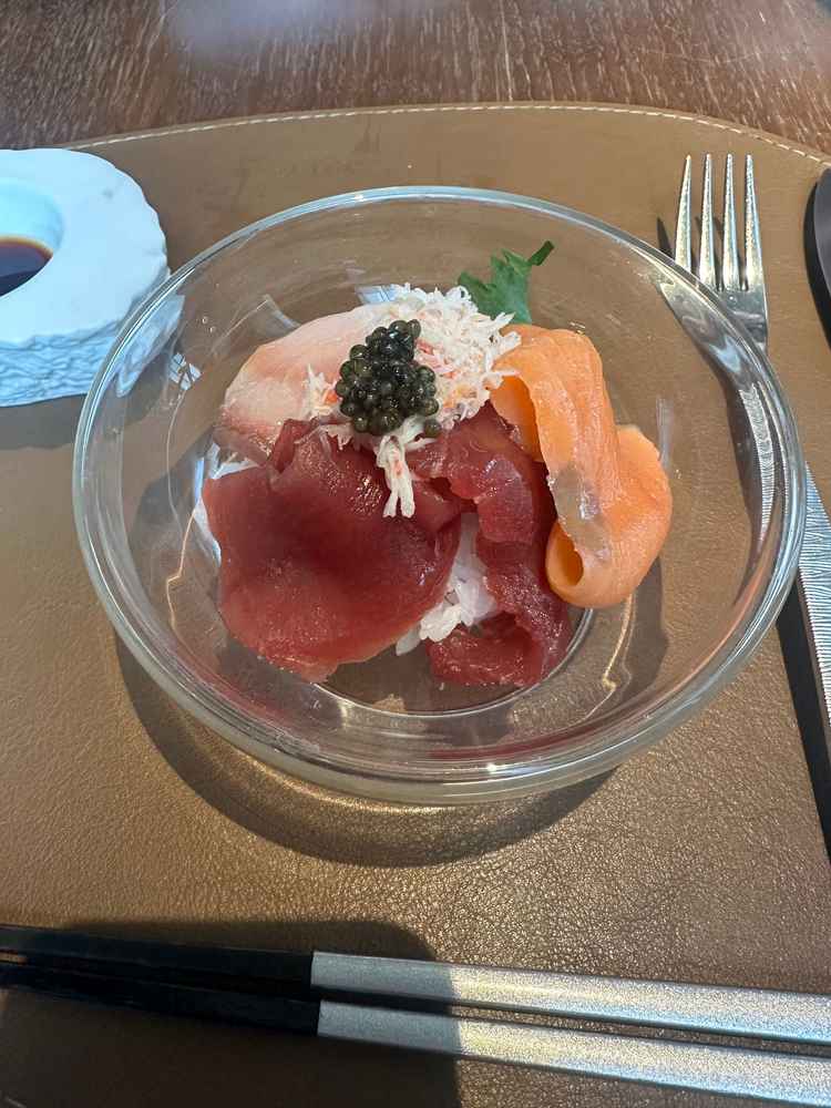 試食時にサプライズで頂いた海鮮丼です。お寿司が好みと伝えていたため、ご準備して頂いたとのことです。