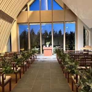 熊本の溶岩を利用した石作りの床と目の前の木の調和がとても自然的で素敵でした。