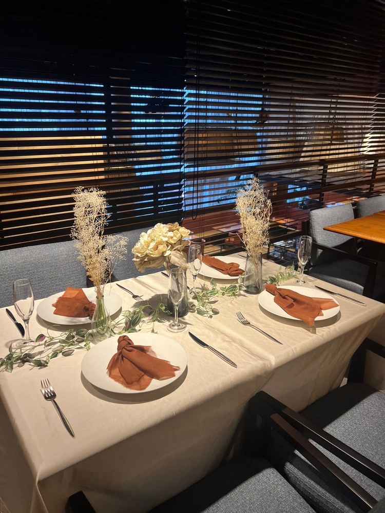 レストランな感じから、テーブルコーディネートで結婚式感が演出できる