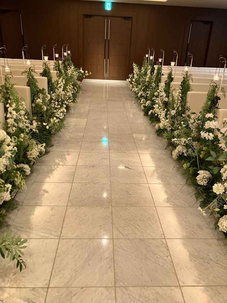 バージンロードは、大理石で高級感に溢れる