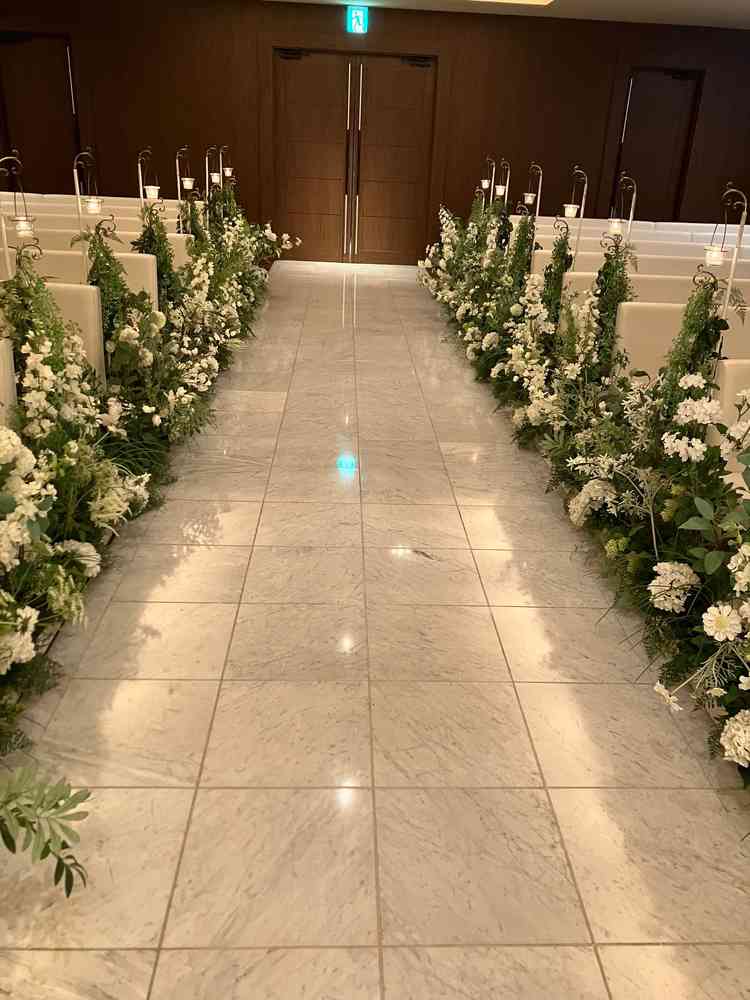 バージンロードは、大理石で高級感に溢れる