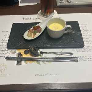 前菜と冷製スープ。