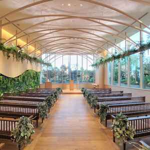 天井に描かれた緩やかなアーチと、壁一面に広がるグリーンが印象的なチャペルでした。