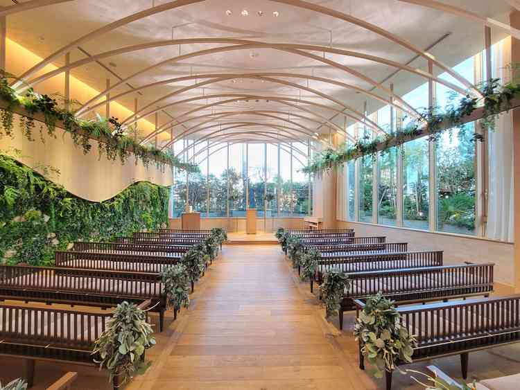 天井に描かれた緩やかなアーチと、壁一面に広がるグリーンが印象的なチャペルでした。