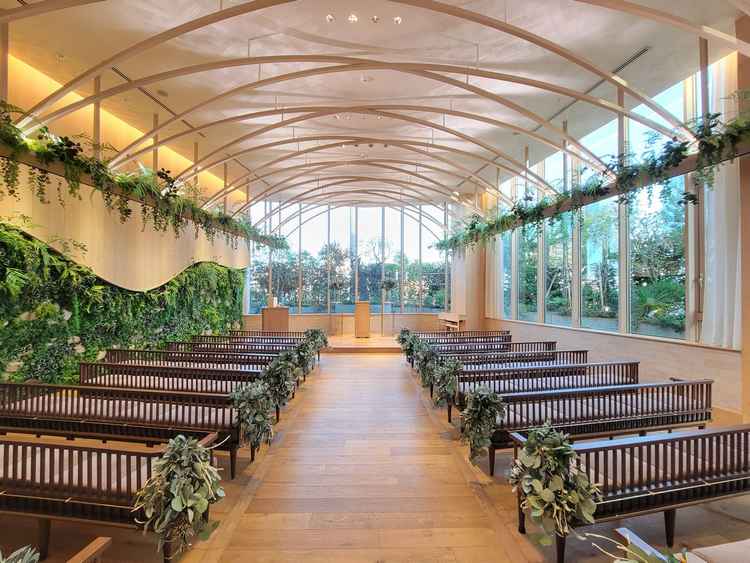 天井に描かれた緩やかなアーチと、壁一面に広がるグリーンが印象的なチャペルでした。