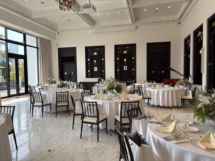 披露宴会場　長方形のホールの短編の左右にスクリーン有　