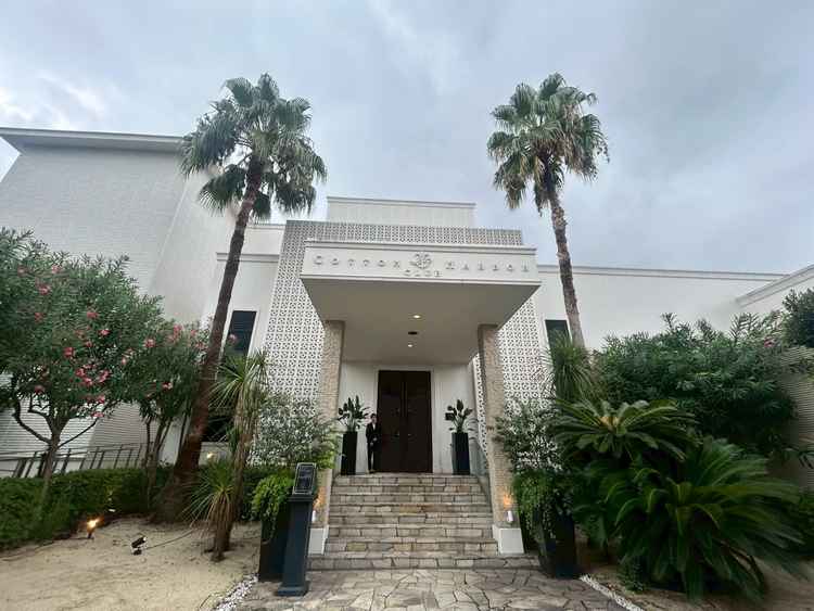 建物外観。リゾートホテルのような高級感